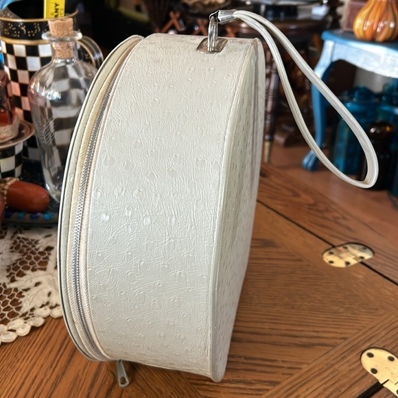 Vintage 60’s Round Train Case - Picture 6 of 14